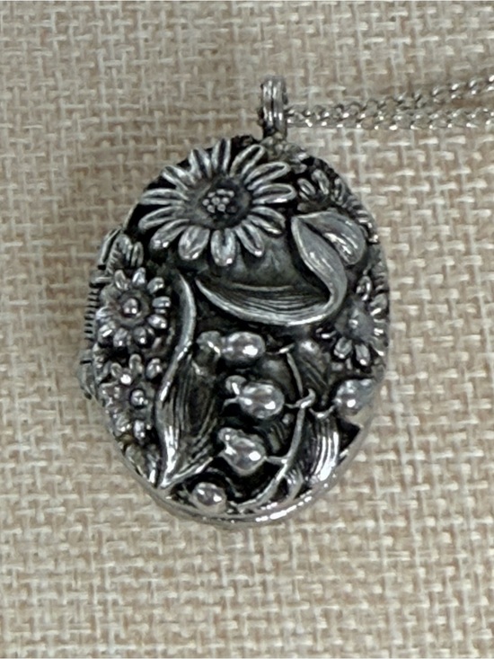 Vintage Endura peekaboo pendant watch locket floral silver tone necklace